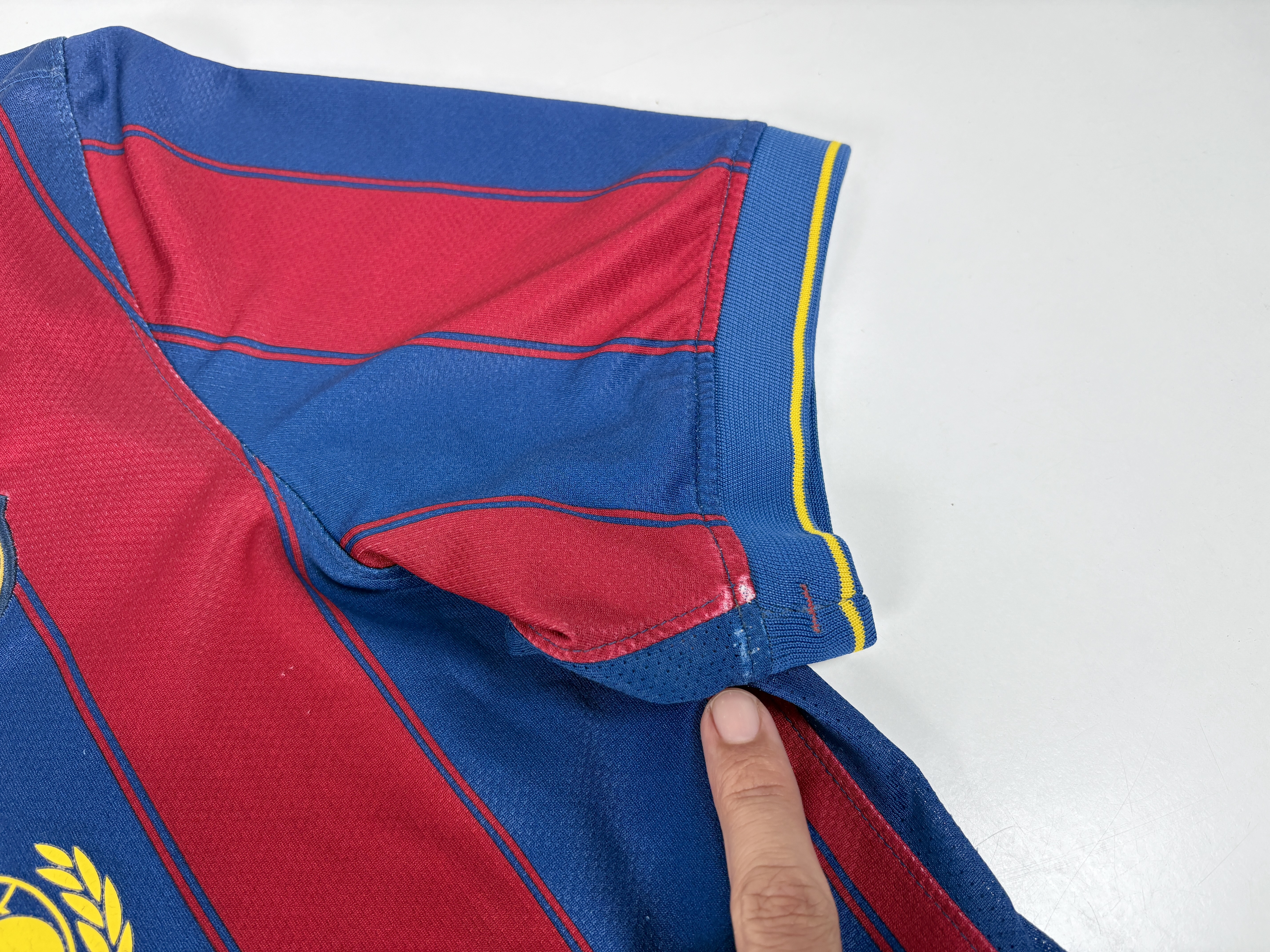 Barcelona FC 2009/10 Nike Home Shirt L - Image 9