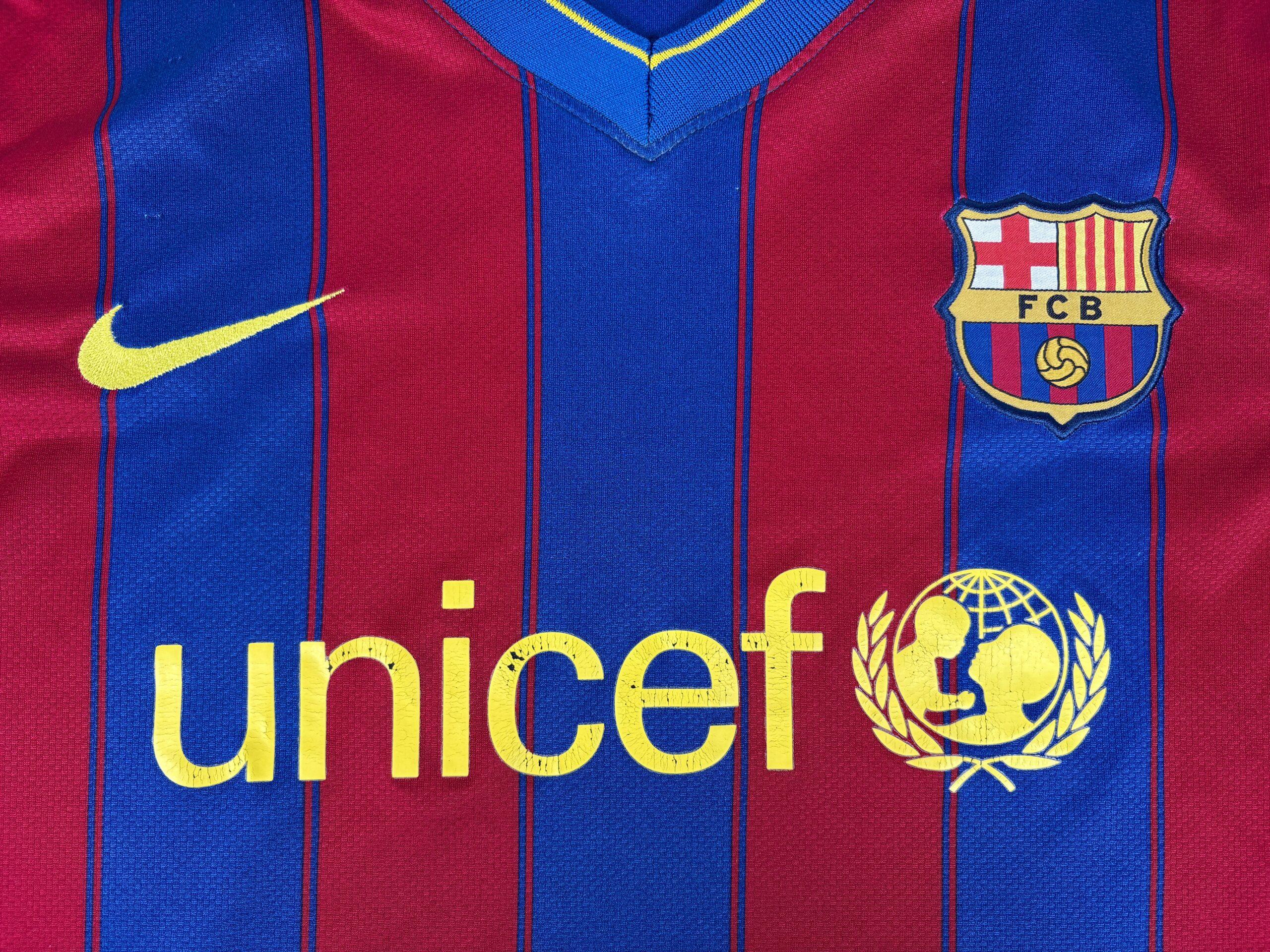 Barcelona FC 2009/10 Nike Home Shirt L - Image 4