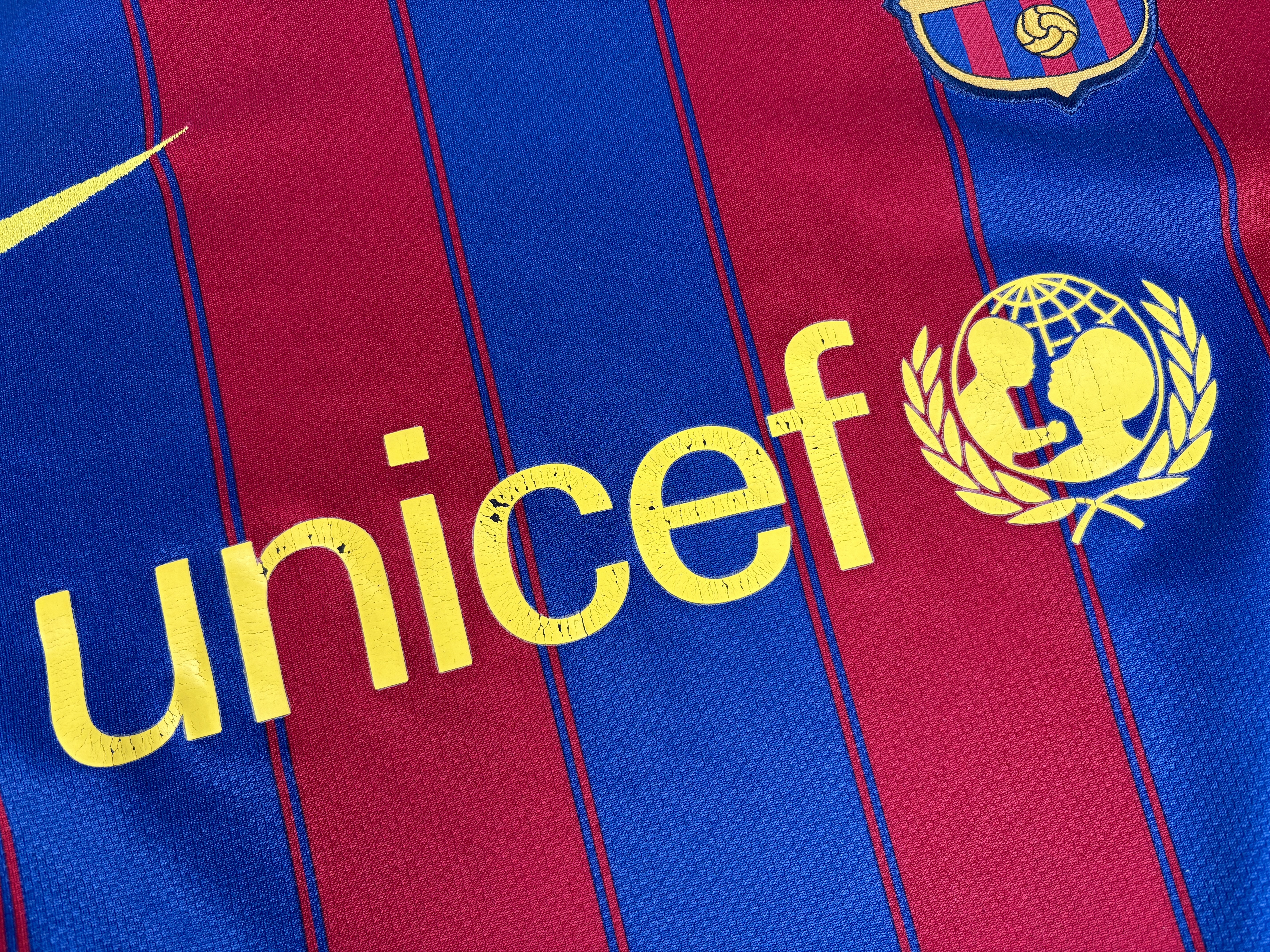 Barcelona FC 2009/10 Nike Home Shirt L - Image 8