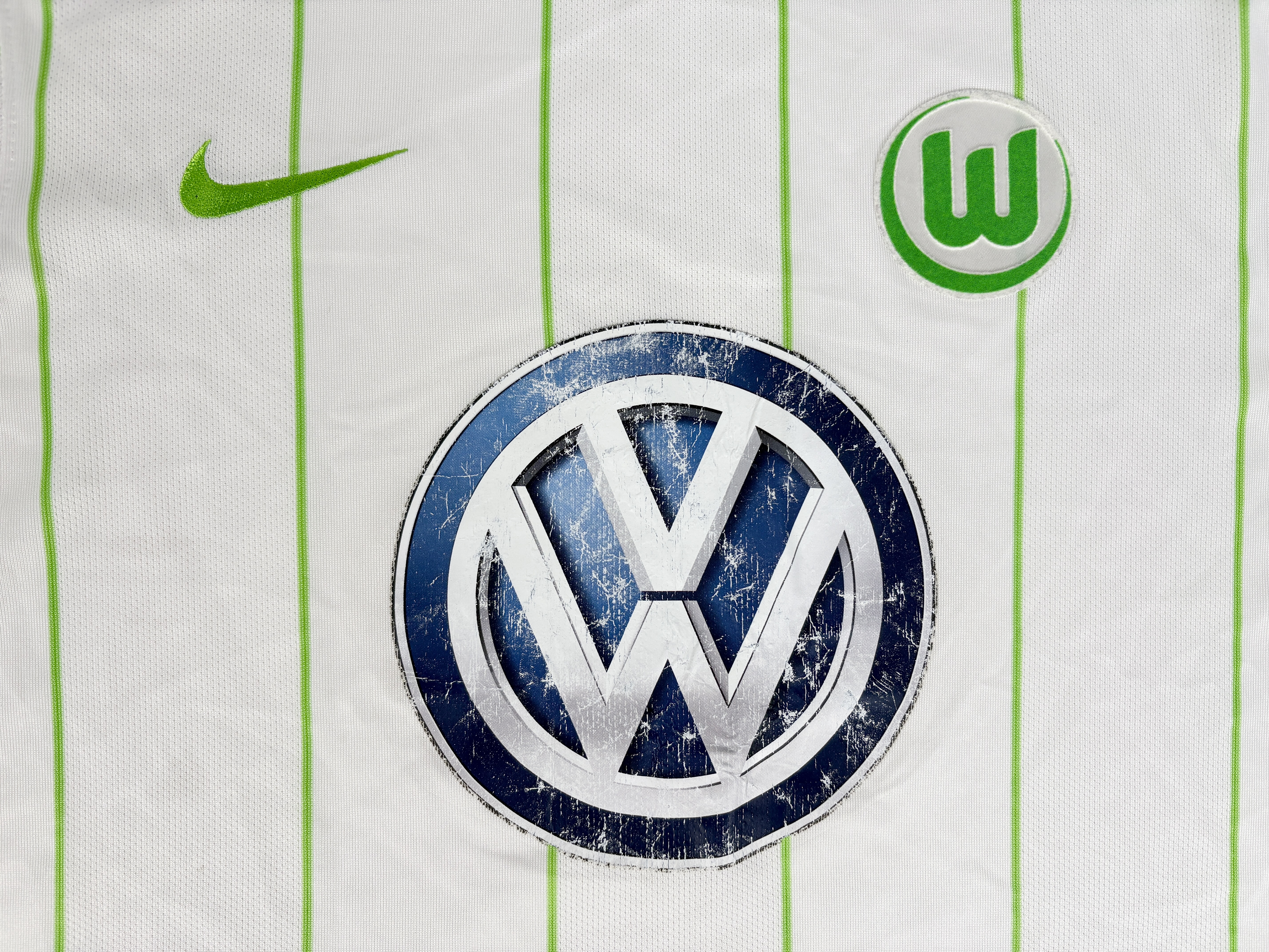 VfL Wolfsburg 2016/17 Nike Away Shirt S - Image 5