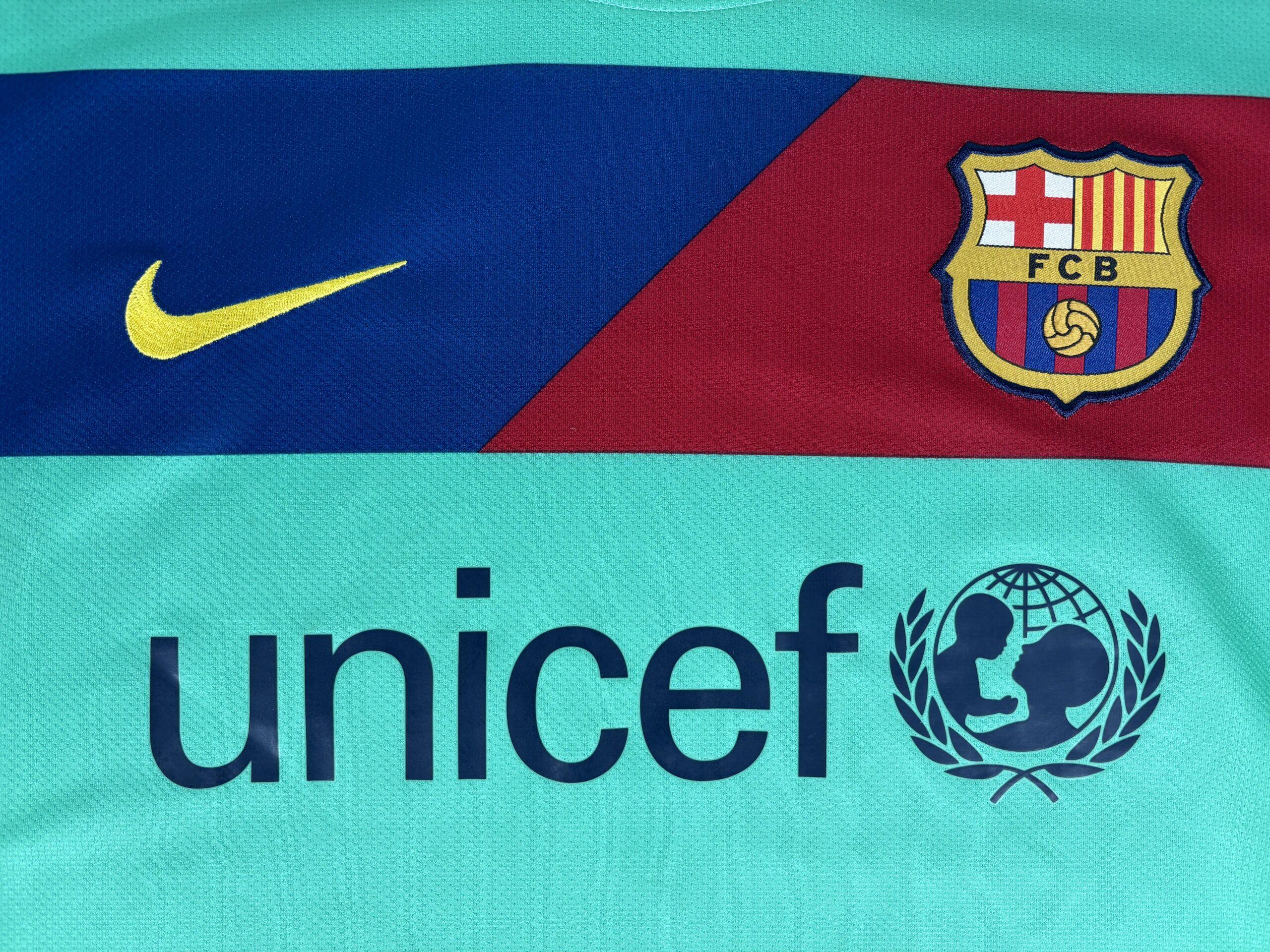 Barcelona FC 2010/11 Nike Away Football Shirt M - Image 3
