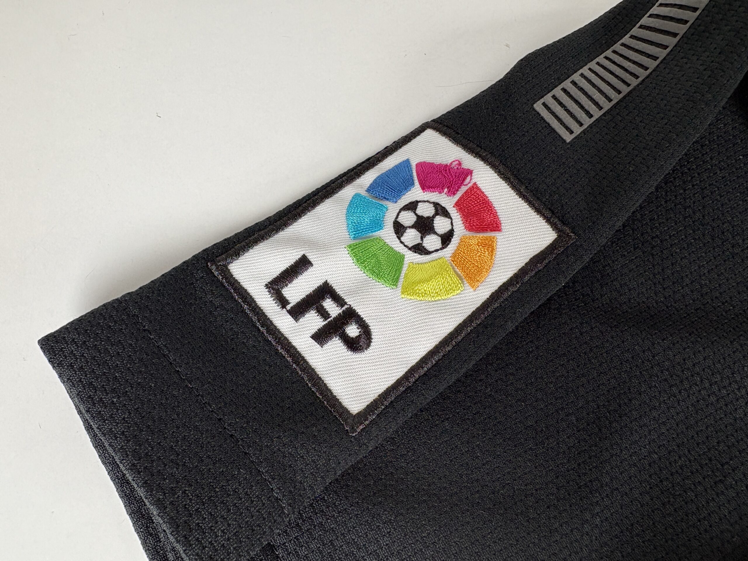 Barcelona FC 2011/12 Nike Away Football Shirt M - Image 11