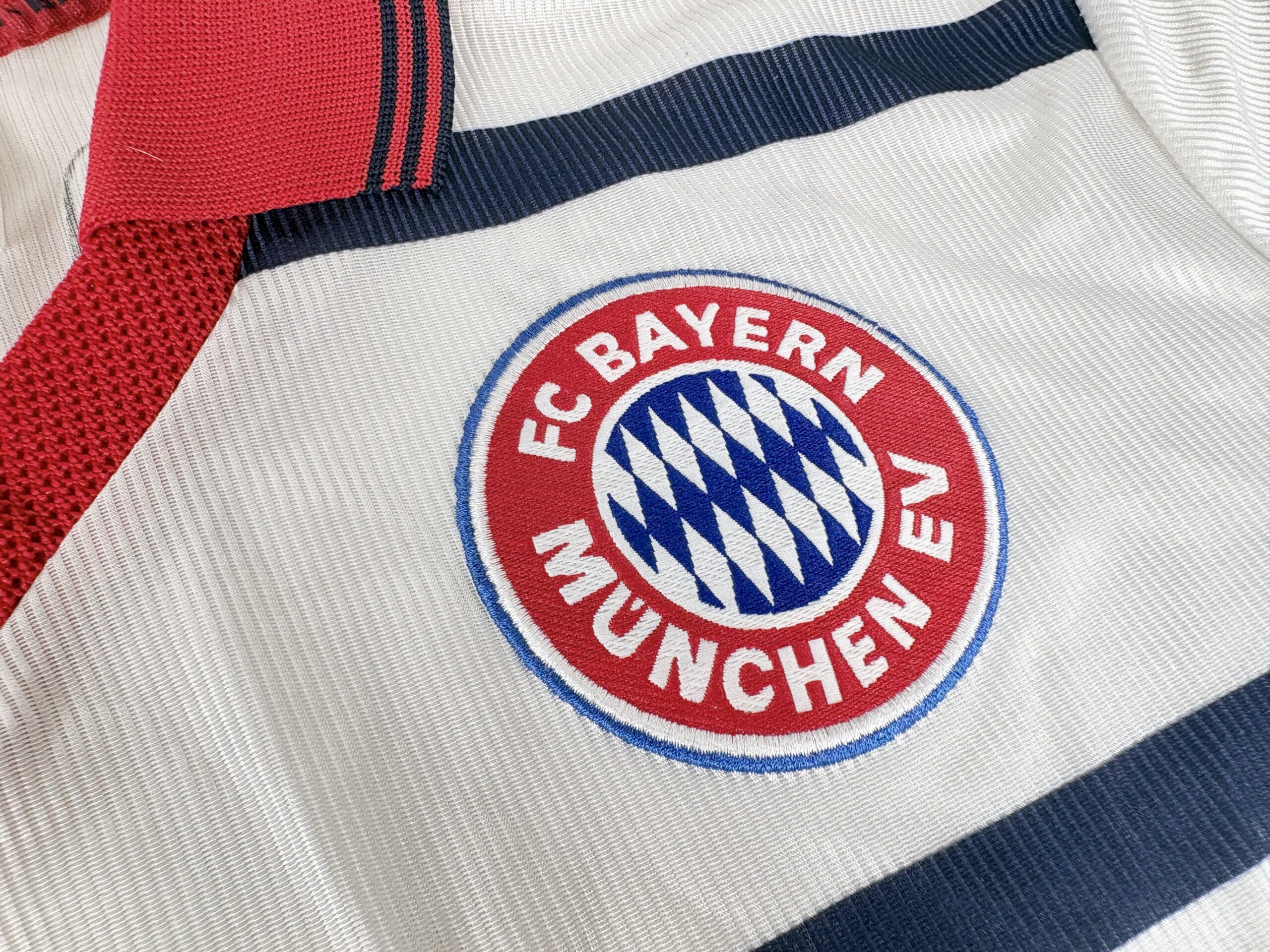 Bayern Munich 1998/00 Adidas Away Football Shirt M - Image 3